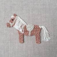 kleines Haflinger Pferd - Sattel in Wunschfarbe - Häkelapplikation aus 100 % Baumwolle Bild 6