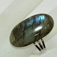 Ring mit 32 x 15 mm großem Labradorit Stein oval poliert schimmernd als Geschenk für sie Bild 1