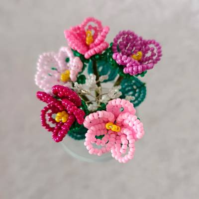 kleiner Blumenstrauß aus Perlen in rosa