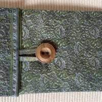 Tablet-Tasche in grün, Tablet-Tasche aus Vintage-Stoff mit Knopfverzierung, Tablet-Tasche im Hochformat Bild 1