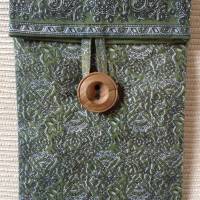Tablet-Tasche in grün, Tablet-Tasche aus Vintage-Stoff mit Knopfverzierung, Tablet-Tasche im Hochformat Bild 2