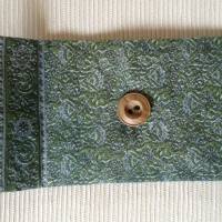 Tablet-Tasche in grün, Tablet-Tasche aus Vintage-Stoff mit Knopfverzierung, Tablet-Tasche im Hochformat Bild 3