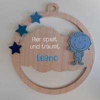 Türschild "Junge" fürs Kinderzimmer aus Holz "Hier spielt "/ Wolke / Geschenk zur Geburt oder Taufgesc Bild 1