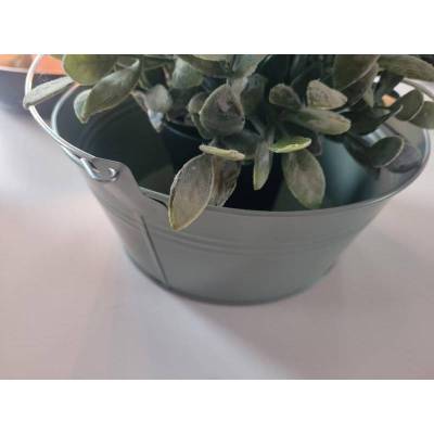 Runde Zinkschale in weiß & zartgrün mit Holzgriff