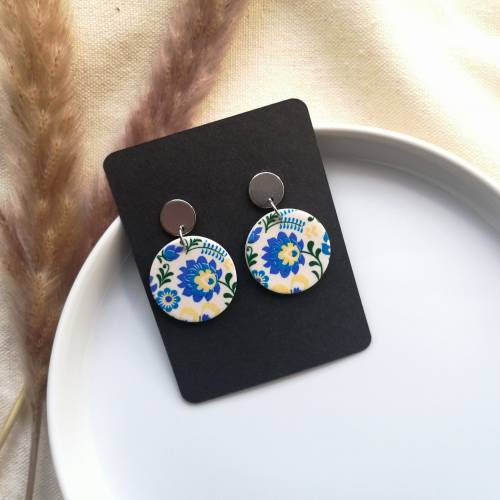 Blaue Polymer Ohrringe im Folklore Stil | runde Sommerohrringe mit Blumenmuster | bunte Damenohrringe handgemacht