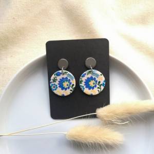 Blaue Polymer Ohrringe im Folklore Stil | runde Sommerohrringe mit Blumenmuster | bunte Damenohrringe handgemacht Bild 2