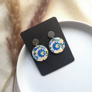 Blaue Polymer Ohrringe im Folklore Stil | runde Sommerohrringe mit Blumenmuster | bunte Damenohrringe handgemacht Bild 3