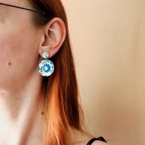Blaue Polymer Ohrringe im Folklore Stil | runde Sommerohrringe mit Blumenmuster | bunte Damenohrringe handgemacht Bild 4