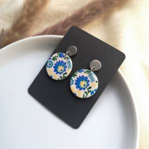 Blaue Polymer Ohrringe im Folklore Stil | runde Sommerohrringe mit Blumenmuster | bunte Damenohrringe handgemacht Bild 5