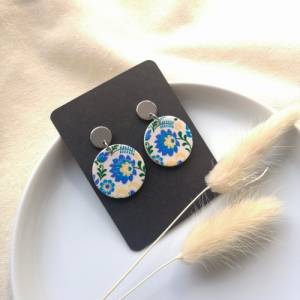Blaue Polymer Ohrringe im Folklore Stil | runde Sommerohrringe mit Blumenmuster | bunte Damenohrringe handgemacht Bild 6