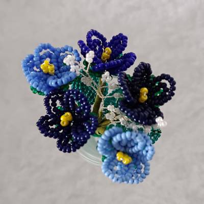 kleiner Blumenstrauß aus Perlen in blau