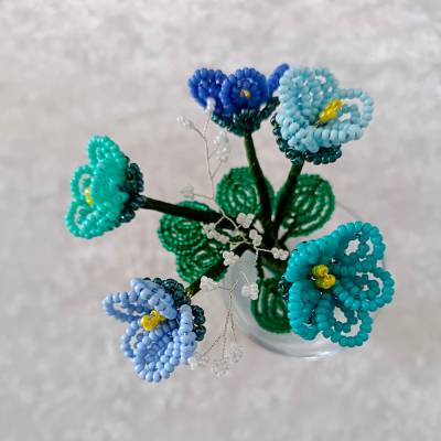 kleiner Blumenstrauß aus Perlen in türkis
