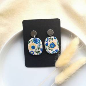 Statement Ohrringe Blau Weiß aus Polymer Clay | handbemalte Damenohrringe | Sommerohrringe mit Vintage Blumenmuster Bild 2