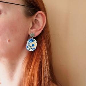 Statement Ohrringe Blau Weiß aus Polymer Clay | handbemalte Damenohrringe | Sommerohrringe mit Vintage Blumenmuster Bild 3