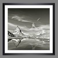 Matterhorn mit Spiegelung im Riffelsee, Zermatt Schweiz Berge analoge schwarz weiß Fotografie, KUNSTDRUCK Vintage Art Bild 1