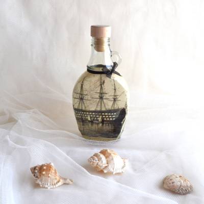 Dekorierte Flasche mit Henkel "Motiv Schiff" mit Stoffschleife