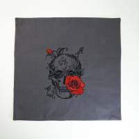 Einzigartige Kissenhülle bestickt aus Baumwolle - Totenkopf mit Rosen, Gothik, mystisch, skuril - handgefertigt Bild 4
