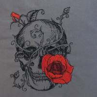 Einzigartige Kissenhülle bestickt aus Baumwolle - Totenkopf mit Rosen, Gothik, mystisch, skuril - handgefertigt Bild 5