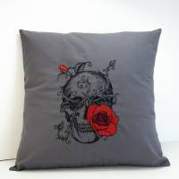 Einzigartige Kissenhülle bestickt aus Baumwolle - Totenkopf mit Rosen, Gothik, mystisch, skuril - handgefertigt Bild 9
