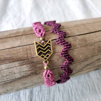 Makramee Armband 2in1 in lila und bordeaux mit extravaganter Metallperle in Pfeilform