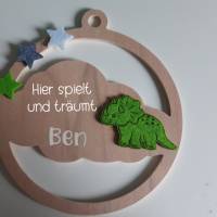 Türschild "Dino" fürs Kinderzimmer aus Holz "Hier spielt "/ Wolke / Geschenk zur Geburt oder Taufgesc Bild 1