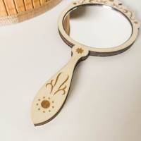 Bezaubernder Handspiegel aus Holz mit Gravur - Perfektes Accessoire für kleine Prinzessinnen Bild 5