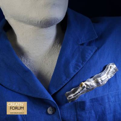 Brosche Schwimmer Unikat – Ziselierter Ansteckschmuck aus 935er Silber mit Feingold