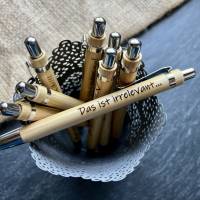 Das ist irrelevant - Kugelschreiber mit Gravur, Kuli graviert - aus Bambus, Kuli mit lustigen, ironischen Text Bild 1