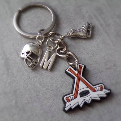 Personalisiere deinen Eishockey Schlüsselanhänger mit Schlittschuh, Puck & Buchstabe – Geschenk für Eishockeyspieler