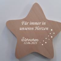 Erinnerung an ein Sternenkind, Geschenk für Sterneneltern, individuelle gestaltetes Trauergeschenk, Naturholz Stern Bild 1