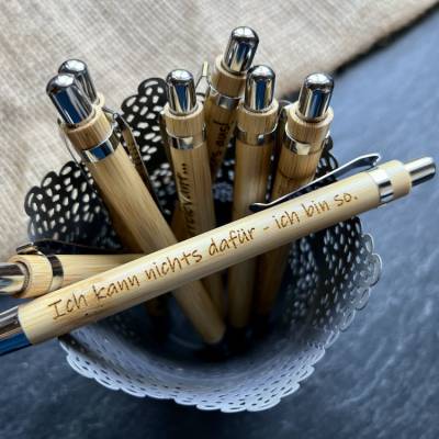 Ich kann nichts dafür-ich bin so - Kugelschreiber mit Gravur, Kuli graviert, aus Bambus, Kuli mit lustigen Text