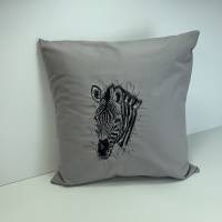 Hol dir Afrika nach Hause - ein schickes Zebra gestickt auf eine Kissenhülle - handgefertigt - dezent und doch besonders Bild 1
