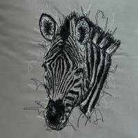 Hol dir Afrika nach Hause - ein schickes Zebra gestickt auf eine Kissenhülle - handgefertigt - dezent und doch besonders Bild 2