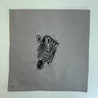 Hol dir Afrika nach Hause - ein schickes Zebra gestickt auf eine Kissenhülle - handgefertigt - dezent und doch besonders Bild 4