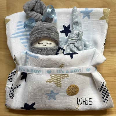 kleine Windeltorte mit Schnuffeltuch und Windelbaby, Babygeschenk Junge, kreatives Geschenk zur Geburt
