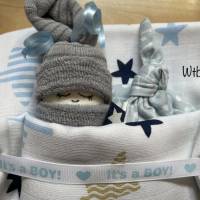 kleine Windeltorte mit Schnuffeltuch und Windelbaby, Babygeschenk Junge, kreatives Geschenk zur Geburt Bild 2