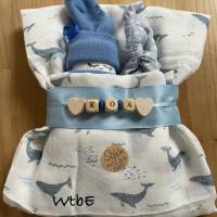 kleine Windeltorte mit Schnuffeltuch und Windelbaby, Babygeschenk Junge, kreatives Geschenk zur Geburt Bild 6