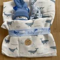 kleine Windeltorte mit Schnuffeltuch und Windelbaby, Babygeschenk Junge, kreatives Geschenk zur Geburt Bild 7