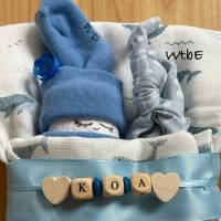kleine Windeltorte mit Schnuffeltuch und Windelbaby, Babygeschenk Junge, kreatives Geschenk zur Geburt Bild 8