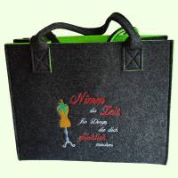 Filz-Tasche, bestickt mit dekorativen Sprüchen zum Thema: Stoff & Nähen, Shopper für alle Stoff-Liebhaber Bild 1