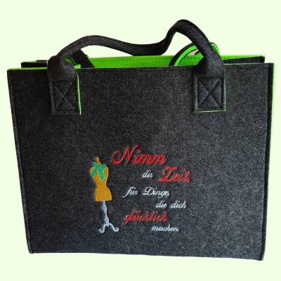 Filz-Tasche, bestickt mit dekorativen Sprüchen zum Thema: Stoff & Nähen, Shopper für alle Stoff-Liebhaber