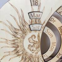 Ewiger Kalender "Sonne" aus Holz | Nachhaltiger Dauerkalender | Tischkalender Dekoration und Geschenkidee Bild 4