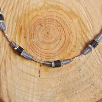Zierliche Halskette Würfelkette mit lila-satinierten Glasperlen und Strass-Quadraten Bild 2
