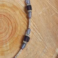 Zierliche Halskette Würfelkette mit lila-satinierten Glasperlen und Strass-Quadraten Bild 3
