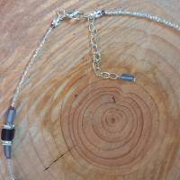Zierliche Halskette Würfelkette mit lila-satinierten Glasperlen und Strass-Quadraten Bild 4