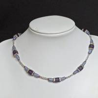 Zierliche Halskette Würfelkette mit lila-satinierten Glasperlen und Strass-Quadraten Bild 5