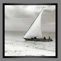 Segelboot an der Küste von Tansania Afrika analoge schwarz weiß Fotografie, KUNSTDRUCK Vintage Art Meer Nautik, maritim Bild 1
