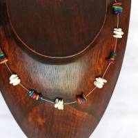 Halskette mit Perlmuttchips weiß-bunt Bild 1