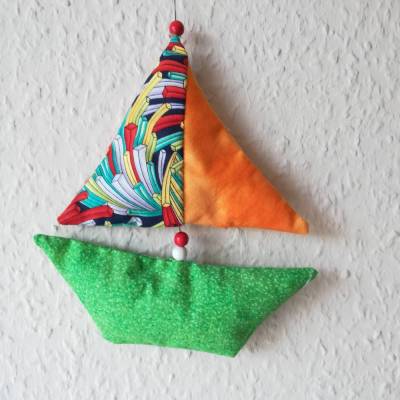 Maritime Dekoration - vier bunte Seegelboote