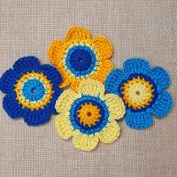 4-er Set Häkelblumen 6 cm in Blau und Gelb, Retro Blütenmuster Bild 1